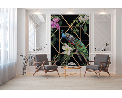 Wohnzimmer mit Sesseln und einer Tapete mit Pfauenmotiv