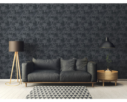 Wohnzimmer mit gemusterter Tapete, Sofa, Stehlampe und Beistelltisch