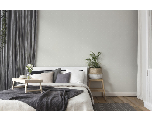 Helles Schlafzimmer mit Bett, Vorhängen und Pflanzen