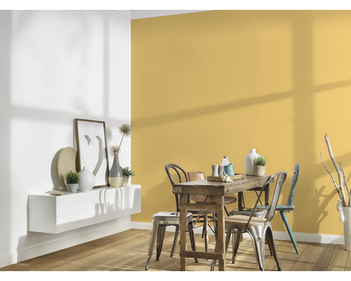 Esszimmer mit Holztisch, Stühlen, Wandregal und gelber Wandfarbe