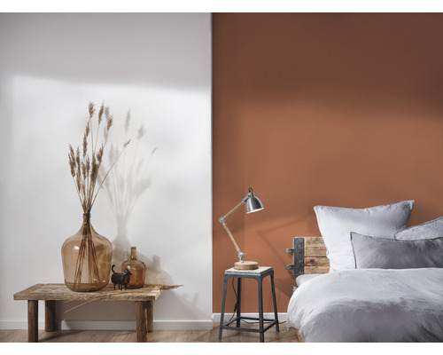 Schlafzimmer mit Bett, Nachttischlampe, Tisch und Dekoration