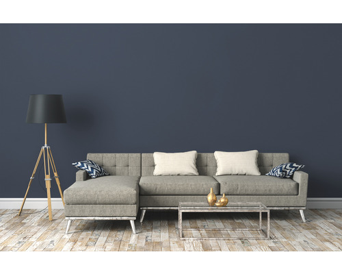 Wohnzimmer mit Ecksofa, Couchtisch und Stehlampe