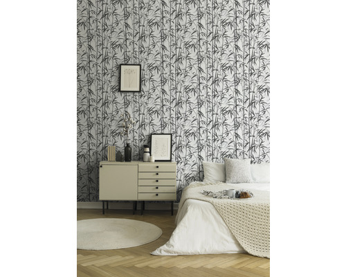 Schlafzimmer mit Bambus Tapete, Kommode, Bett und Dekorationen für eine helle und organisierte Atmosphäre