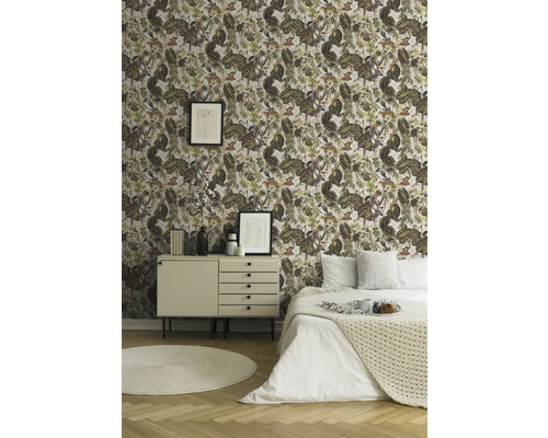 Schlafzimmer mit Tapete mit Pflanzenmotiven, Kommode und Bett