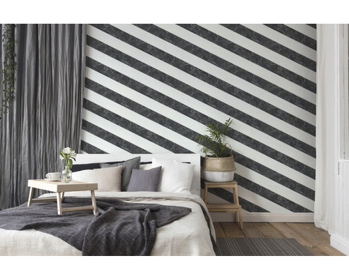 Schlafzimmer mit Bett und Tapete mit Streifenmuster
