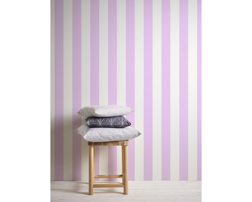 Szene mit gestreifter Tapete und Kissen auf einem Hocker