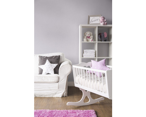 Kinderzimmer mit Wiege, Sofa und Regal