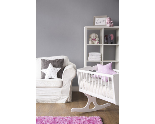 Kinderzimmer mit weissem Sofa, Regal und Wiege