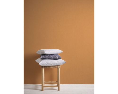 Dekorative Kissen gestapelt auf einem Hocker