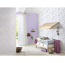 Kinderzimmer mit Holzbett, gemusterter Tapete und dekorativen Elementen