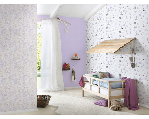 Kinderzimmer mit Holzbett, gemusterter Tapete und dekorativen Elementen