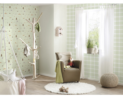 Hell gestalteter Raum mit Kindertapete, Sessel, Kleiderständer und Hängekorb