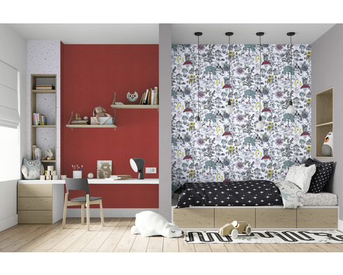 Kindgerechtes Zimmer mit Schreibtisch, Regalen und Bett mit Muster-Tapete