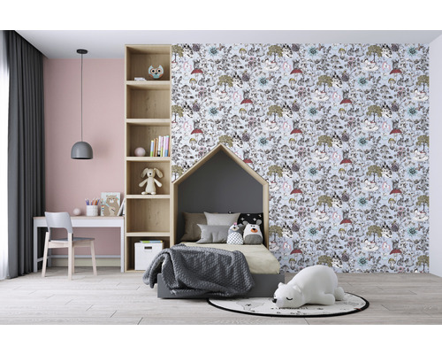 Kinderzimmer mit Schreibtisch, Stuhl, Regal, Hausbett und gemusterter Tapete