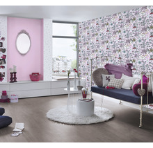 Helles Wohnzimmer mit gemusterter Tapete, Sofa und weißen Möbeln