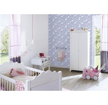 Kinderzimmer mit weißem Kinderbett, Kleiderschrank und Kinderwagen sowie einer Wand mit Wolkenmuster