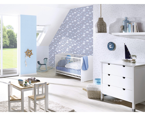 Helles Kinderzimmer mit Kinderbett, Wickelkommode, Tischgruppe und Dekorationen