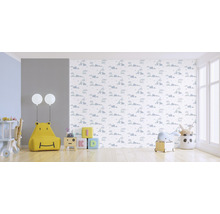 Kinderzimmer mit Tapete mit Tiermotiv, gelbem Sitzsack in Bärenform und Spielzeug