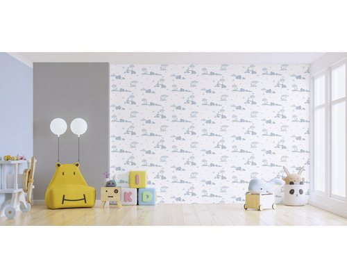 Kinderzimmer mit Tapete mit Tiermotiv, gelbem Sitzsack in Bärenform und Spielzeug