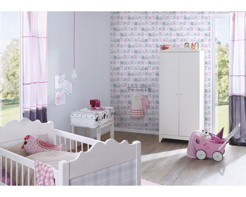 Kinderzimmer mit Kinderbett, Schrank und Wickeltisch