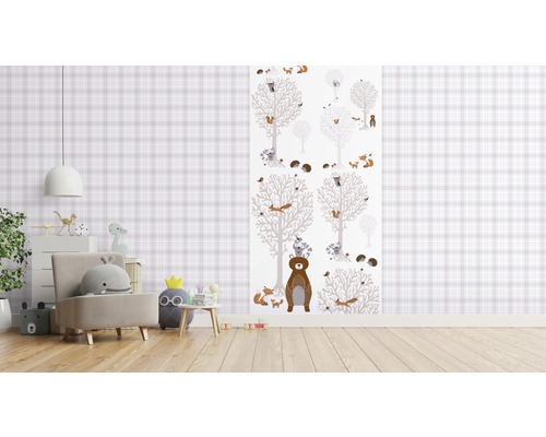 Kinderzimmer mit Tapete mit Waldtiermotiv und schottisch karierter Tapete