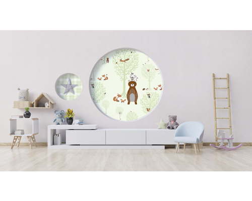 Kinderzimmer mit Wandtattoo mit Waldmotiven, darunter Bären, Füchse und Bäume.