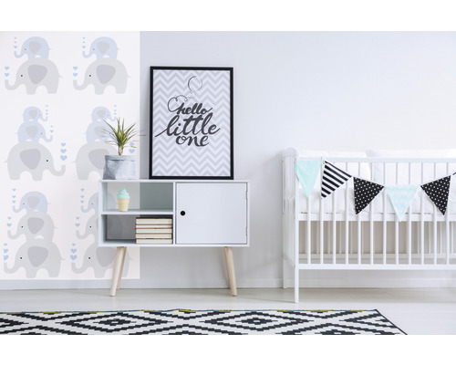 Babyzimmer mit Elefantentapete, Kommode, Kinderbett und Dekoration