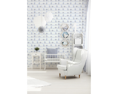 Helles Kinderzimmer mit Elefantentapete, Kinderbett und Sessel.