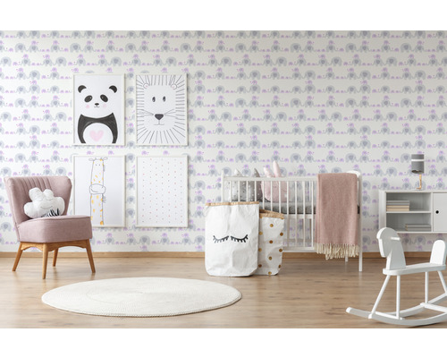 Kinderzimmer mit Elefantentapete, Sessel, Kinderbett und Dekoartikeln
