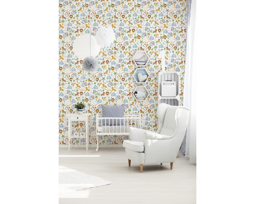 Kinderzimmer mit Tapete mit Tiermotiven, Gitterbett und Sessel