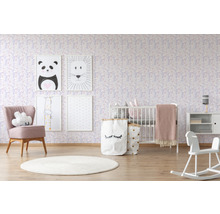 Kinderzimmer mit floraler Tapete, Gitterbett, Sessel und Tierbildern