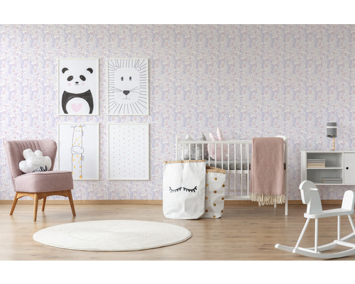 Kinderzimmer mit floraler Tapete, Gitterbett, Sessel und Tierbildern