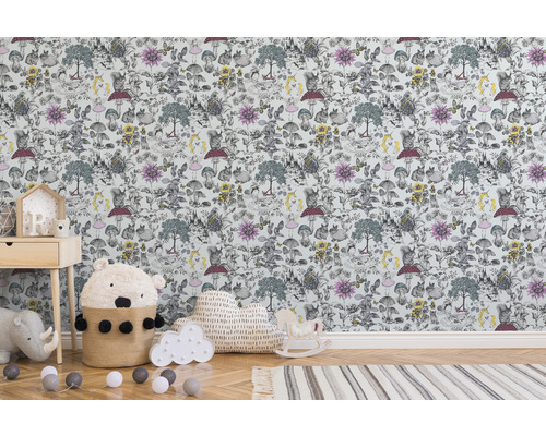 Kinderzimmer mit einer Tapete mit Waldtiermotiven, darunter Eichhörnchen, Hasen und Pilze.