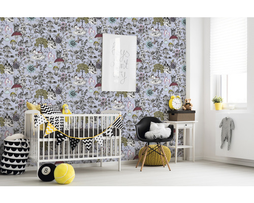Kinderzimmer mit Tapete mit Waldmotiv, Gitterbett und Möbeln