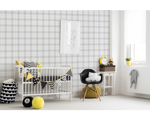 Kinderzimmer mit karierter Tapete, Kinderbett und Dekorationen.