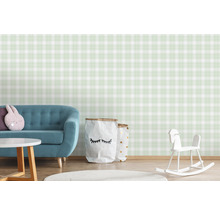 Kinderzimmer mit blauem Sofa, Tisch, Spielzeug und karierter Tapete