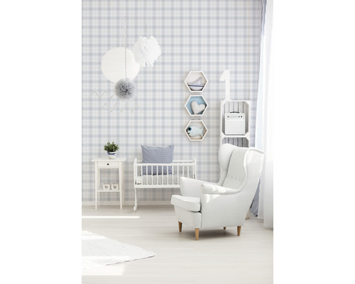 Helles Kinderzimmer mit karierter Tapete, Kinderbett und Sessel