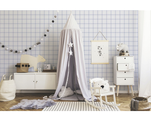 Dekoratives Kinderzimmer mit Baldachin, Spielzeug und karierter Tapete