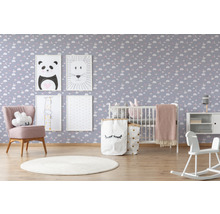 Dekoratives Kinderzimmer mit Kinderbett, Sessel, Spielzeug und Tiermotiven an der Wand