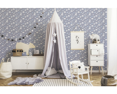 Kinderzimmer mit Himmelbett, Kommode und Tapete mit Wolkenmuster