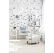 Kinderzimmer mit Tapete, Kinderbett und Sessel