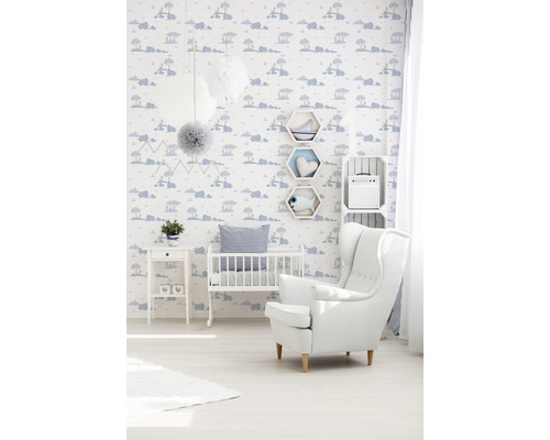 Kinderzimmer mit Tapete, Kinderbett und Sessel