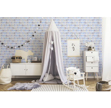 Kinderzimmer mit Bärenmuster-Tapete, Himmelbett und weißen Möbeln.