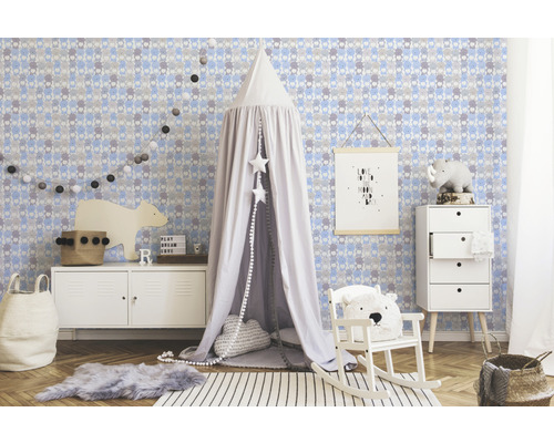 Kinderzimmer mit Bärenmuster-Tapete, Himmelbett und weißen Möbeln.