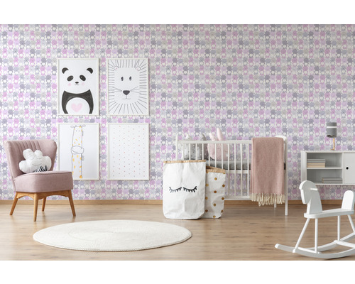 Kinderzimmer mit pastellfarbener Barentapete, Kinderbett, Stuhl und Dekoartikeln.
