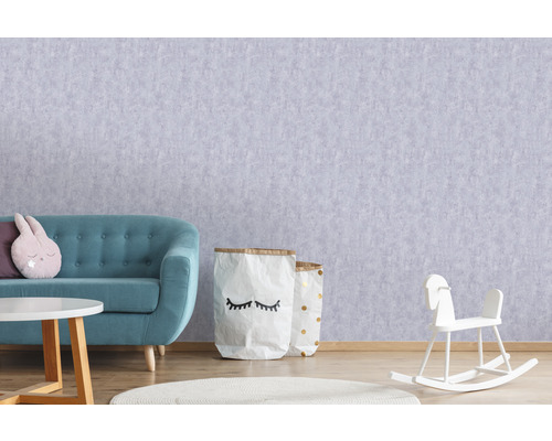 Helles Kinderzimmer mit Sofa, Spielzeug und hellgrauer Vliestapete