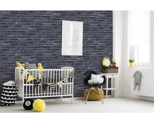 Kinderzimmer mit Backstein Tapete, Gitterbett und Dekorationsartikeln.