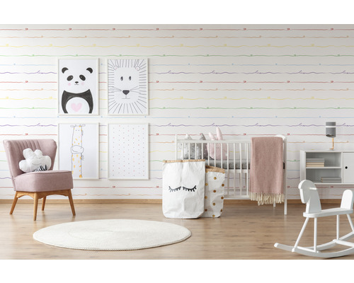 Kinderzimmer mit Möbeln und dekorativer Tapete mit bunten Linien und Liebesbotschaften