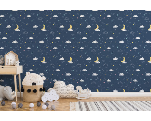 Kinderzimmer mit Tapete mit Sternen, Monden und Wolken