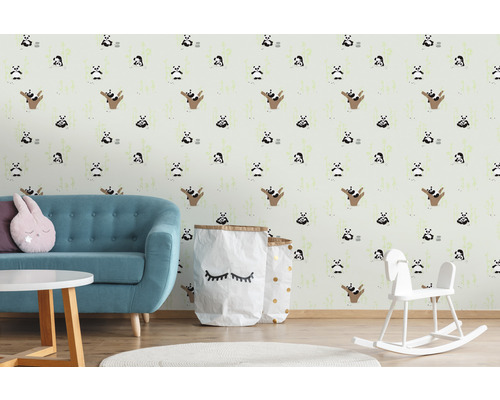 Wohnraum mit Sofa und Tapete mit Panda Muster